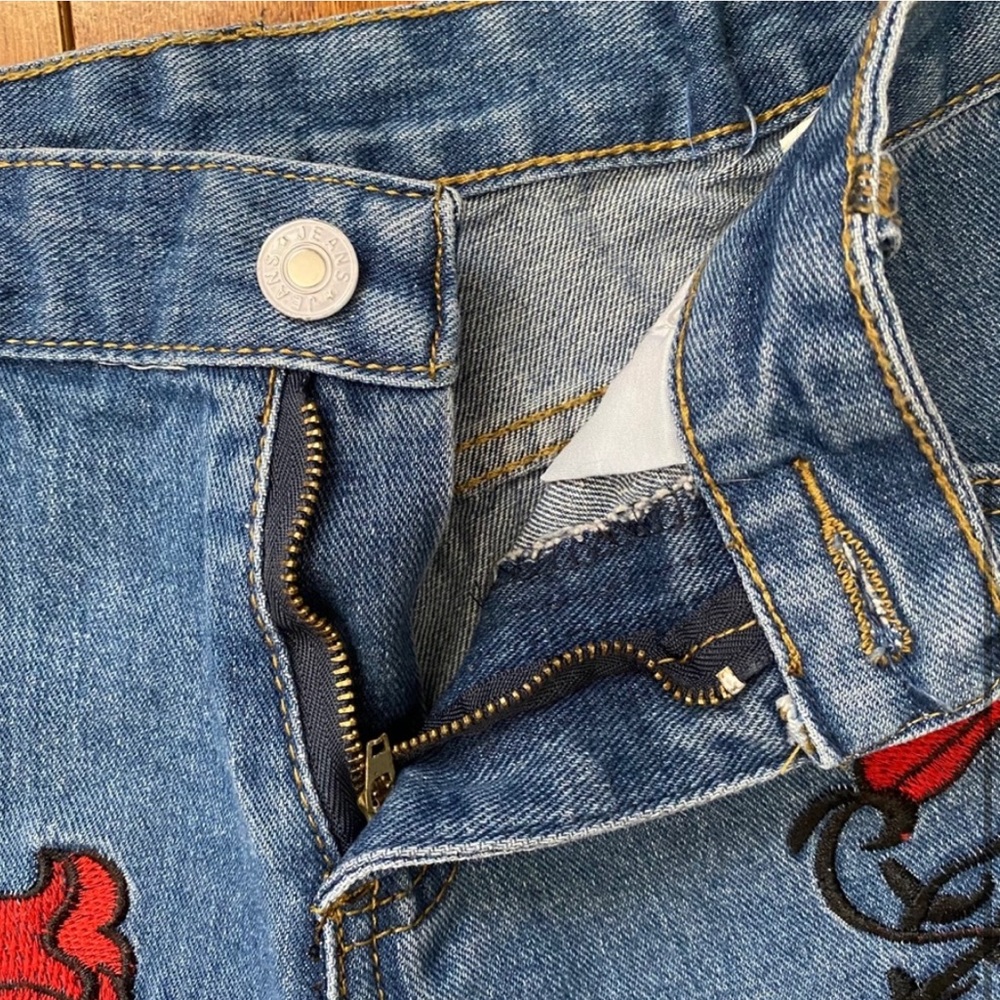 Rose embroidered denim shorts - Picture 3 of 5